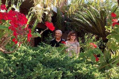 Oscar y Beatriz en su jardín de su casa.