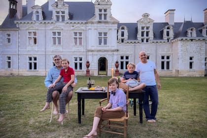 Oscar y su familia frente a una obra entrañable y titánica: Chateau de Belebat, su hogar y casa de huéspedes. Fueron tapa de nuestra revista de marzo.