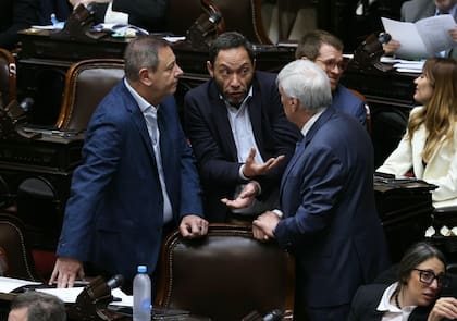 Oscar Zago (MID), Maximiliano Ferraro (CC) y Álvaro González (Pro), conversan durante la sesión