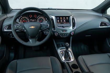 Oscuro. El interior de esta versión del Cruze se caracteriza por los acabados en negro y gris
