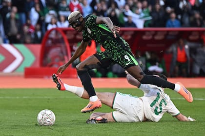 Osimhen, imparable por arriba y por abajo, fue una vez más el mejor de las Águilas, pero luego no festejó con sus compañeros el triunfo.