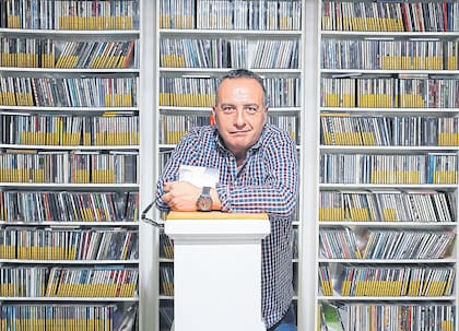 Osky Martínez en su lugar en el mundo, rodeado de discos