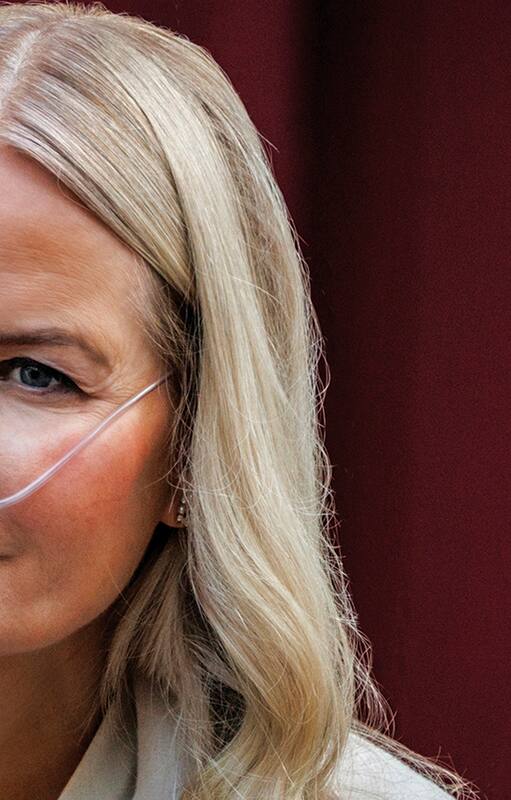 OSLO, NORWAy - En sus últimas presentaciones, la princesa de Noruega Mette-Marit apareció con "bigotera" por la delicada situación de salud que atraviesa por una fibrosis pulmonar (Photo by Per Ole Hagen/Getty Images)