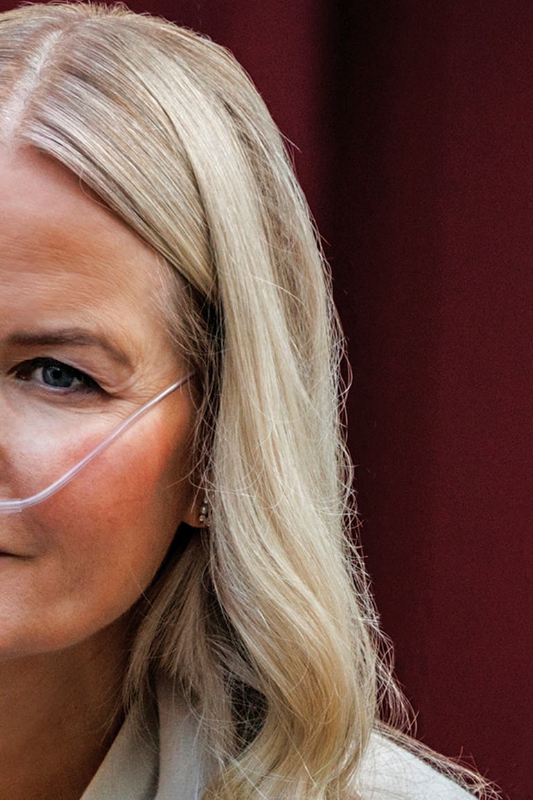 OSLO, NORWAy - En sus últimas presentaciones, la princesa de Noruega Mette-Marit apareció con "bigotera" por la delicada situación de salud que atraviesa por una fibrosis pulmonar (Photo by Per Ole Hagen/Getty Images)