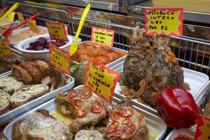 Osobuco, pollo, cerdo, ensaladas, diferentes opciones en el menú diario de la rotisería