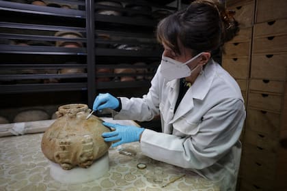 Ospina asegura que lo que hoy corresponde a Panamá, Venezuela, Colombia y parte del norte de Ecuador se conoce como "zona intermedia" en la arqueología latinoamericana, "porque lo que ocurrió ahí es completamente distinto a lo que ocurría en Mesoamérica o en los Andes centrales", donde se conformaron grandes imperios