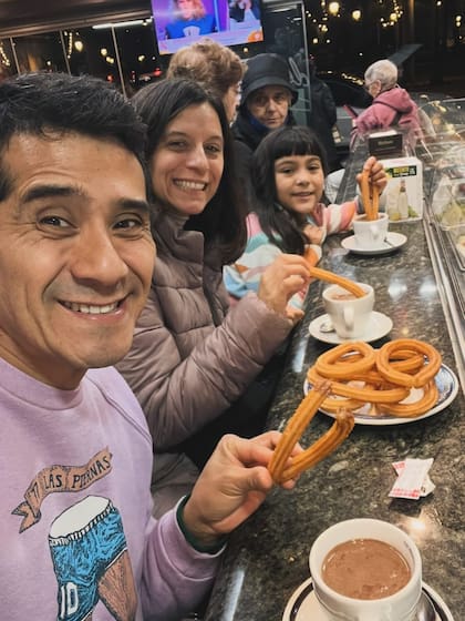 Osqui Guzmán junto a su mujer y su hija