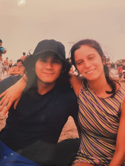 Osqui Guzmán y su mujer de jóvenes. Se conocieron en una fiesta en 1998 y en 2001 se casaron: "Estamos juntos hace mucho tiempo y no creemos que sea un gran logro, pero sí entendemos que es un motivo de festejo"