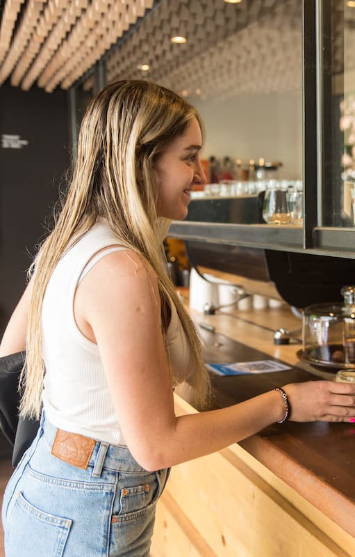 OSS Kaffe armó una cadena de "ventanitas" con café de especialidad en la ciudad de Buenos Aires