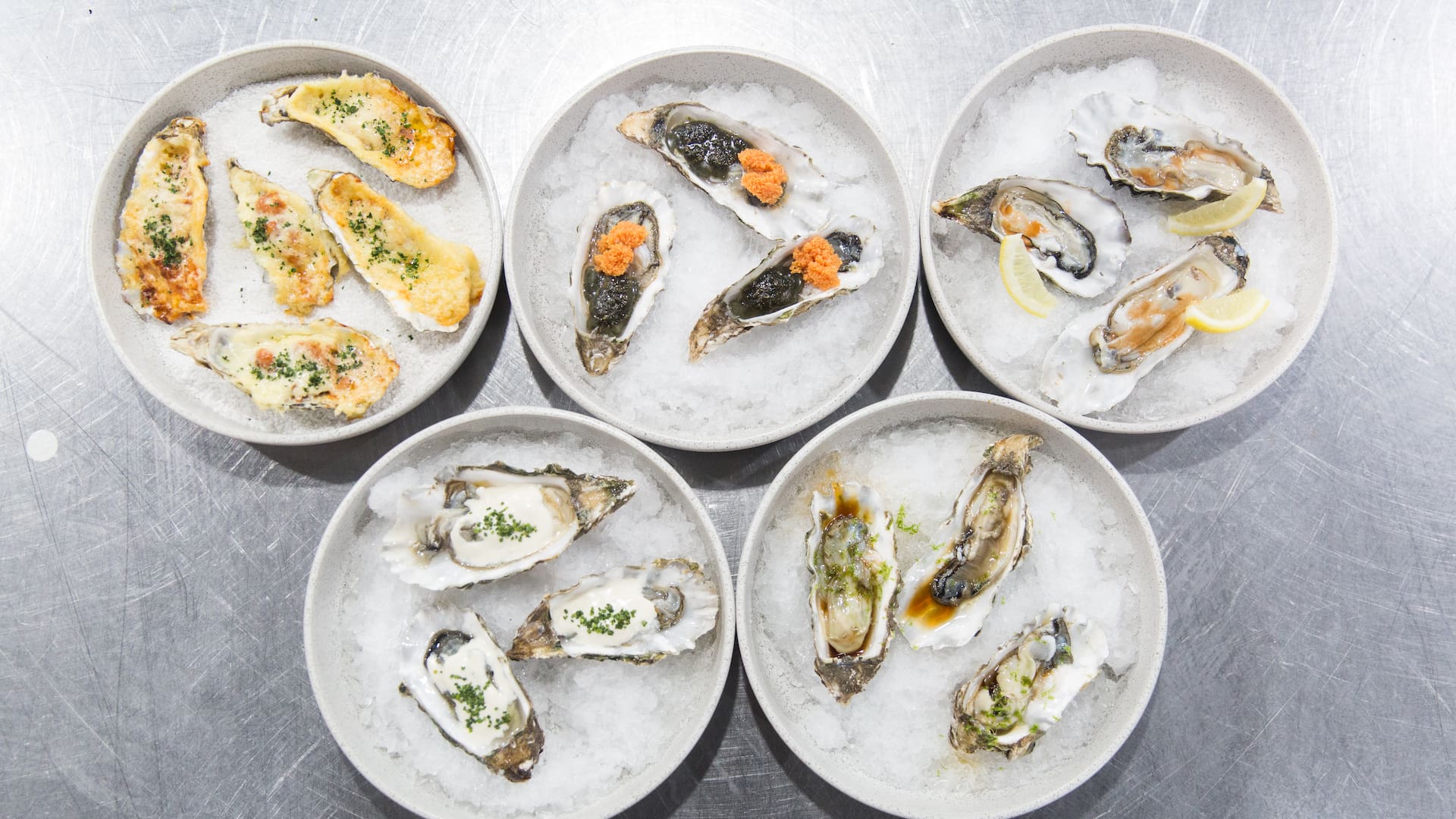 Dante Liporace en Molusca, su cantina de mar sofisticada. Aunque coquetea con el revuelo mediático, se pone serio al hablar de cocina.