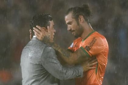 Osvaldo abrazó y elogió a Gallardo