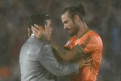 Osvaldo abrazó y elogió a Gallardo