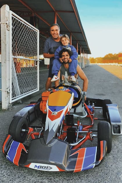 Osvaldo "Cocho" López, Juan Manuel y León, abuelo, padre e hijo, tres generaciones apasionadas por los autos (Fuente: Archivo LN)