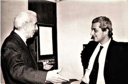 Osvaldo Fresedo y César Gotta. El compositor conoció a Guido Gotta, su padre, en los años 20, durante los Bailes del Internado. Circa 1970.