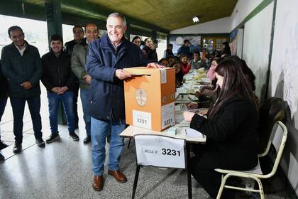 Osvaldo Jaldo, el candidato a gobernador de Tucumán del Frente de Todos, al votar en una escuela de Trancas, el municipio que gobernó cuatro veces