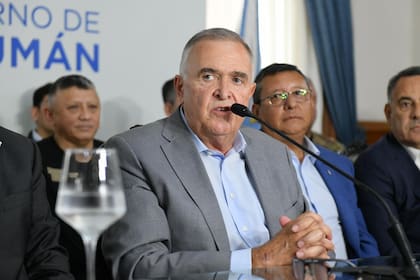 Osvaldo Jaldo, gobernador de Tucumán, durante la conferencia de prensa del miércoles pasado en el que acusó a la oposición por la difusión de fotos suyas en una playa