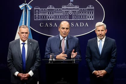 Osvaldo Jaldo, Guillermo Francos y Rogelio Frigerio en conferencia de prensa luego de la reunión de los gobernadores en la casa Rosada el 8 de marzo de 2024