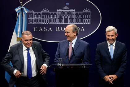 Osvaldo Jaldo, Guillermo Francos y Rogelio Frigerio, en la conferencia de prensa posterior a la reunión de los gobernadores en la Casa Rosada