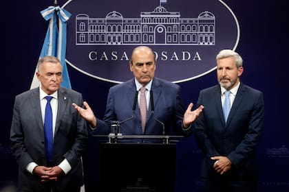 Osvaldo Jaldo, Guillermo Francos y Rogelio Frigerio en conferencia de prensa luego de la reunión de los gobernadores en la Casa Rosada el 8 de marzo de 2024