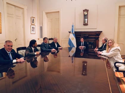 Osvaldo Jaldo, Gustavo Sáenz, Carlos Sadir, Raúl Jalil, Javier Milei, Guillermo Francos y Karina Milei