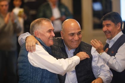Osvaldo Jaldo y Juan Manzur festejan el triunfo en las elecciones de Tucumán
