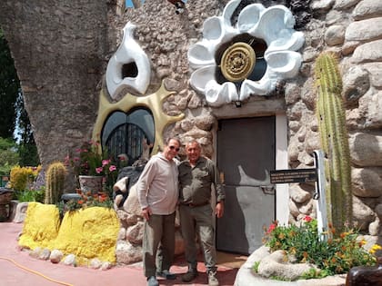 Osvaldo junto a Jorge Brizuela, quien actualmente cuida el Castillo de Dionisio