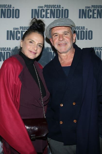 Osvaldo Laport y Viviana Sáez saludaron a sus amigos en la sala del Multiteatro.