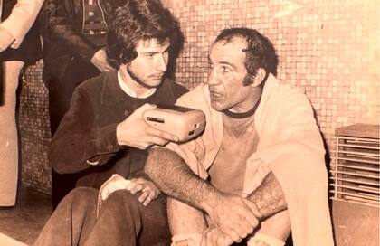 Osvaldo Principi con Nicolino Locche, en plena entrevista... con el grabador amarillo