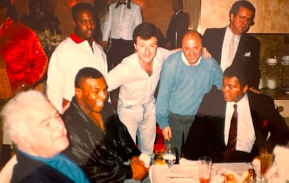 Osvaldo Principi en la inauguración del hotel Mirage, en Las Vegas, en 1989, con dos glorias: Mike Tyson y Muhammad Ali
