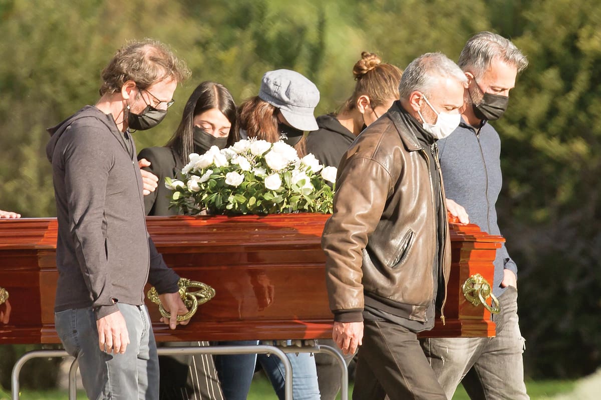 Osvaldo,
seguido de Tiziana y su novio, Joaquín
Ezcurra, y de Gabriela, encabeza el cortejo