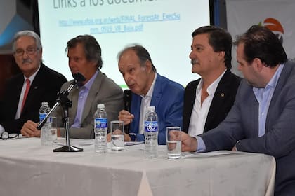 Osvaldo Vasallo (centro), presidente de AFOA, con empresarios del sector