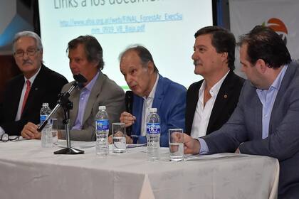 Osvaldo Vasallo (centro), presidente de AFOA, con empresarios del sector