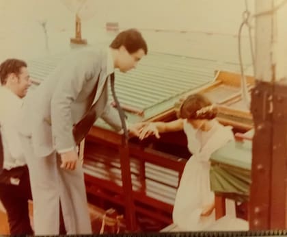 Osvaldo y Patricia acaban de decir que sí y cruzan el río en una lancha de madera. Detrás queda la orilla; adelante, la fiesta. En La Marina, llegar por agua no era logística: era parte del ritual