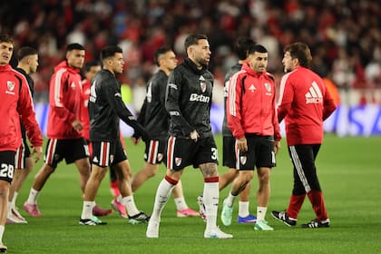 Otamendi al frente; el capitán de un equipo que afronta cuatro fechas decisivas para el balance del año