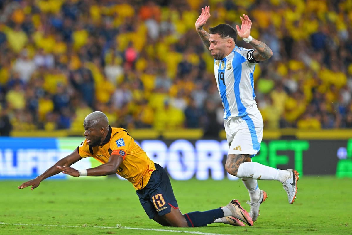 Otamendi, capitán de la Argentina, levanta las manos: el árbitro lo expulsará por esa acción contra Valencia