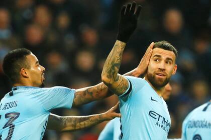Otamendi celebra su gol, el sexto de Manchester City; lo felicita Gabriel Jesús