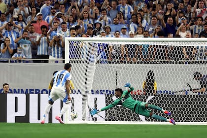 Otamendi convierte su penal en la serie contra Ecuador, por un cuarto de final de la Copa América de Estados Unidos; en ese torneo, el defensor perdió la titularidad, pero luego se recuperó y ahora está en un alto presente en el seleccionado.