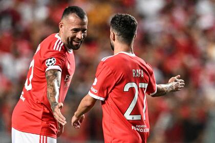 Otamendi festeja su gol con Rafa Silva