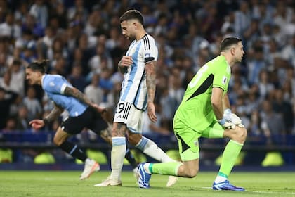 Otamendi y Dibu Martínez sufren, Darwin Núñez celebra su gol, el segundo de Uruguay, justo ganador en la Bombonera