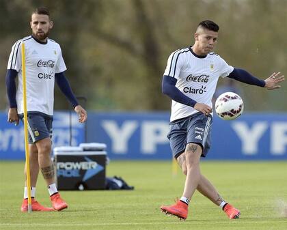 Otamendi y Rojo; hoy compañeros, el sábado rivales