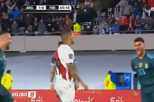 Otamendi y Romero se acercan a Yotún y celebran que este haya errado su penal