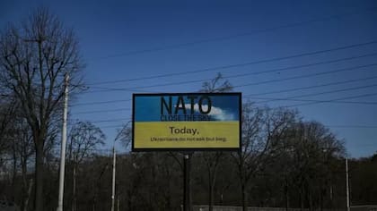 "OTAN, cierra el cielo hoy", dice este cartel en una avenida vacía. La foto fue tomada el 12 de marzo durante un toque de queda de 36 horas en Kiev