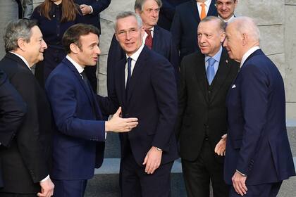 (Desde la derecha) El presidente de los Estados Unidos, Joe Biden, el presidente de Turquía, Recep Tayyip Erdogan, el secretario general de la OTAN, Jens Stoltenberg, el presidente de Francia, Emmanuel Macron, y el primer ministro de Italia, Mario Draghi, hablan cuando llegan a la sede de la OTAN en Bruselas el 24 de marzo de 2022