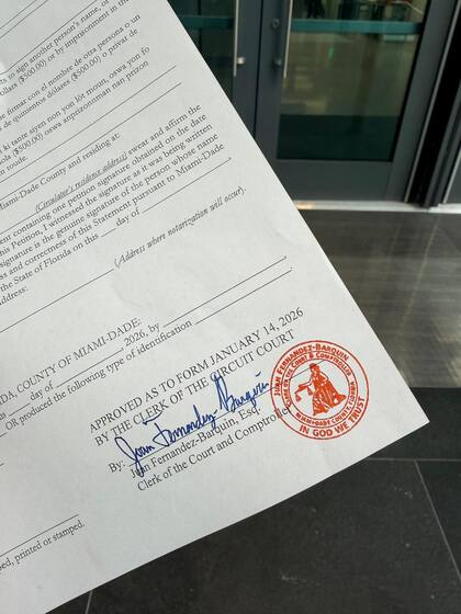 Otaola busca 66.000 firmas para alcanzar la votación revocatoria en Miami-Dade