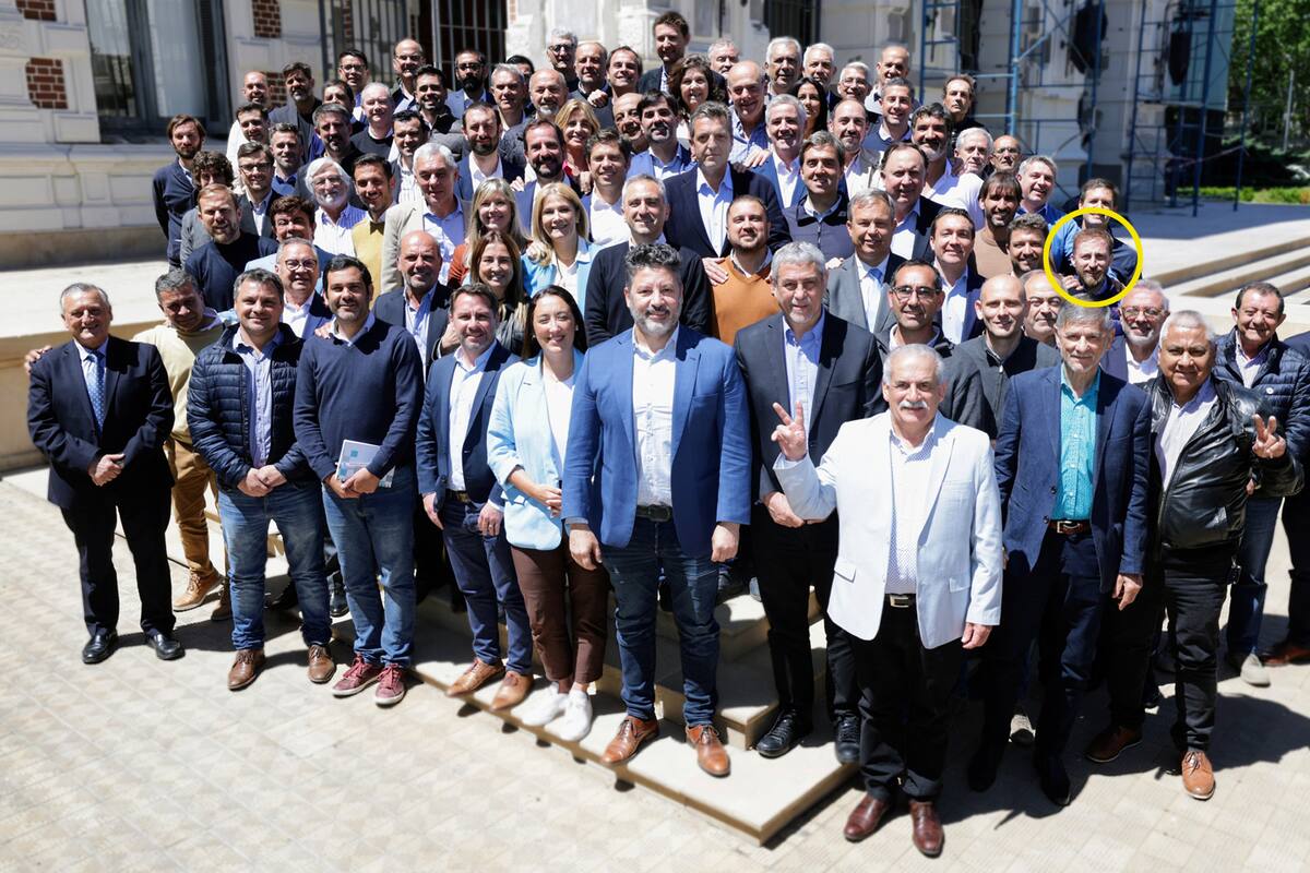 Otermín, en la foto de los intendentes con Massa y Kicillof