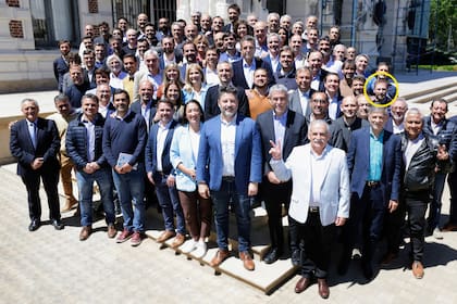 Otermín, en la foto de los intendentes con Massa y Kicillof