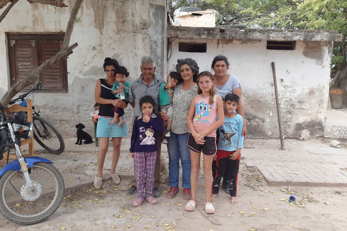 Otilia (centro) con su marido y algunos de sus hijos y nietos, en la puerta de su casa en Añatuya, Santiago del Estero