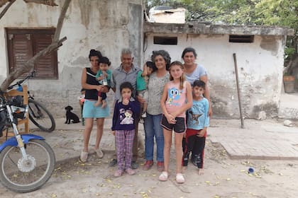 Otilia (centro) con su marido y algunos de sus hijos y nietos, en la puerta de su casa en Añatuya, Santiago del Estero