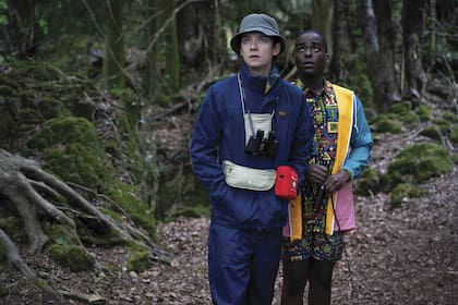 Otis (Asa Butterfield), el consultor sexual de la escuela, junto a Eric (Ncuti Gatwa), su mejor amigo.