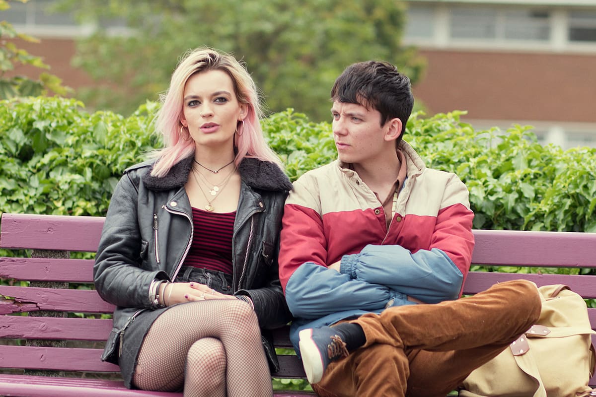 Otis y Maeve escuchan muy buena música mientras exploran sus sexualidades